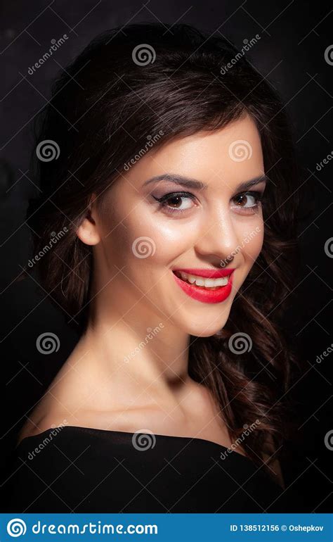 portret van een mooi brunette op een donkere achtergrond stock foto image of brunette