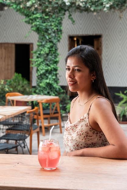Mujer Latina En La Barra De Un Bar Bebiendo Cócteles De Yuri Ugarte