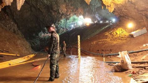guvernør kalder dræningsarbejde i oversvømmet thailandsk grotte for en succes udland dr