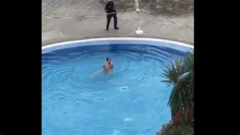 Coronavirus Detenida una mujer por bañarse en la piscina de un hotel