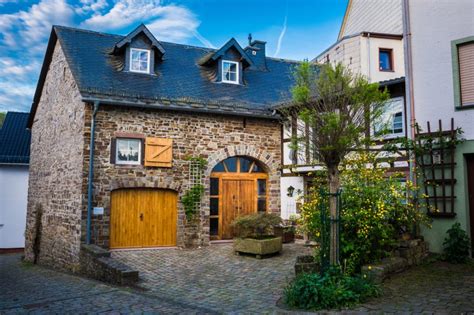 Auf ivd24 werden in reichenbach momentan 6 immobilien angeboten. MaarZauber, zauberhafte alte Scheune, Haus am See, Eifel ...