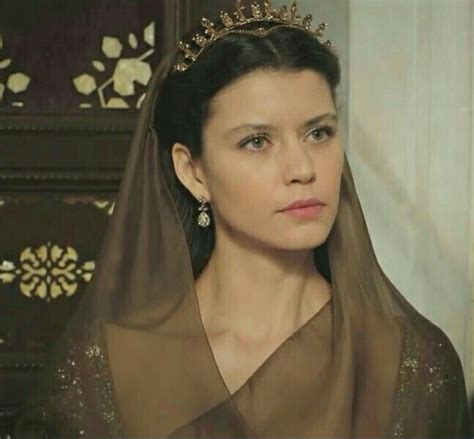 Queen of Turkey Beren Saat in Kosem Sultan Turkish beauty Kösem