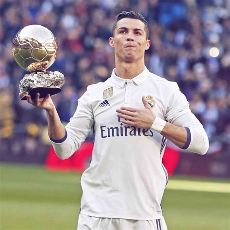 Cristiano Ronaldo Presenta Su 4to Balón De Oro Frente A Miles De