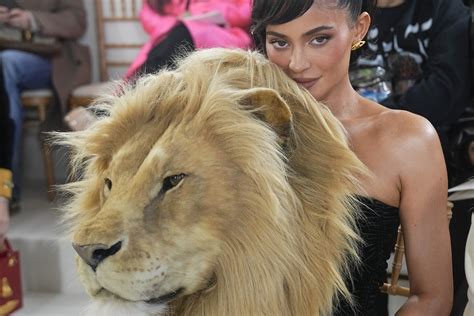 Kylie Jenner Ripped Over Lion S Head Outfit At Paris Fashion Week Verve Times