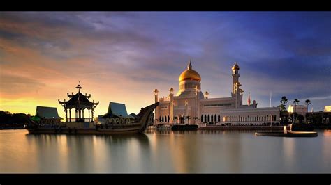 Yaltiroq oltin gumbazlar, monumental o'yma ustunlar, jannat bog'lari va noyob masjid aks ettirilgan toza daryoning kristalli oynasi. Ali Saifuddien Mosque, Brunei - YouTube