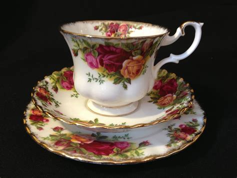 Royal Albert Old Country Roses Cup Saucer And Tea Plate Trio 1st England C1960 This Pattern Has