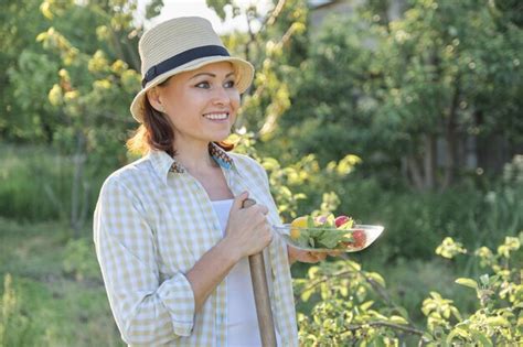 Premium Photo Outdoor Portrait Of Positive Mature Woman In Straw Hat
