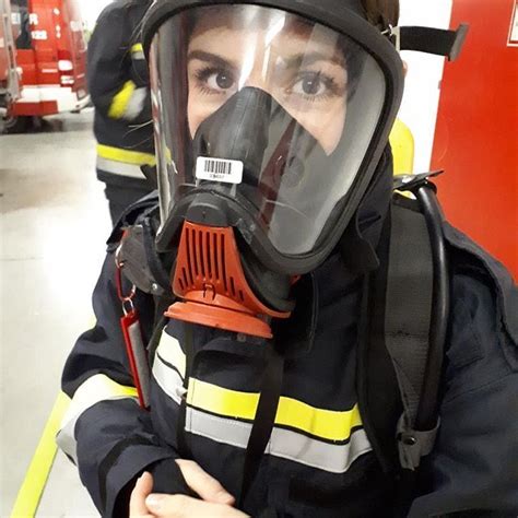 Feuerwehrmann Mit Atemschutz