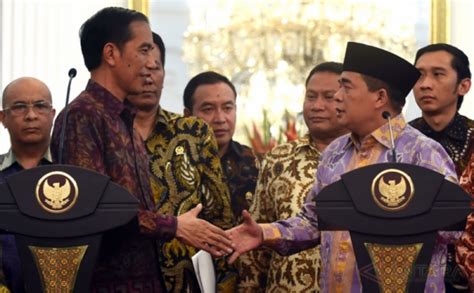 Dari situ terlihat bahwa mereka tidak berani membuka data kemungkinannya cuma dua. DPR Minta Jokowi Jangan Lempar Batu Sembunyi Tangan ...