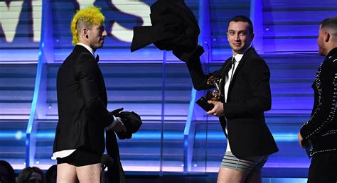 Twenty One Pilots Take Their Pants Off To Accept Award At Grammys 2017