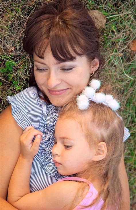 Mirada De La Madre Y De La Hija En Uno A Imagen De Archivo Imagen De