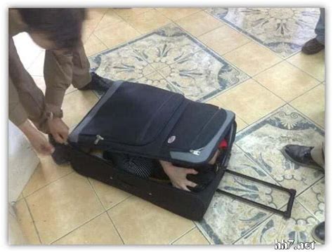 بالصور مواطن سعودي يحاول تهريب فتاه من الجمارك داخل حقيبة منوعات عربية