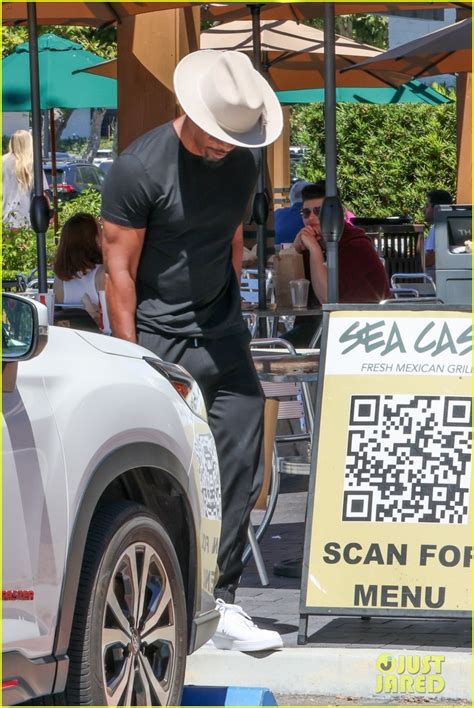 Jamie Foxx Looks Happy Healthy In New Photos After Recent Medical Emergency Photo