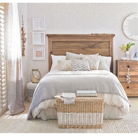Typically we think of accessories and soft beachy pastel colors, however there are additional creative decorating options. Beach themed bedroom with fish-motif wallpaper | Beach ...