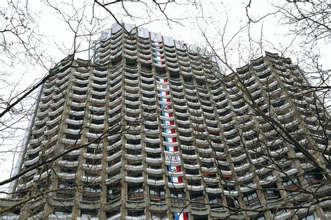 Ohne titel, jüngling mit reh, langer. 40 Jahre Collini-Center: Das zweithöchstes Gebäude ...