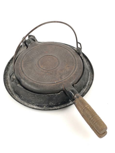 Lot Antique Wagner Cast Iron No 7 Waffle Maker