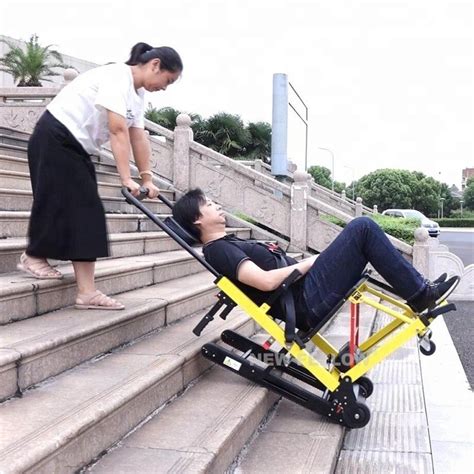 Foot end lift handles also extend, allowing two caregivers to lift an evacuee over obstacles or up stairs. 전기 층계 등반자, 비상사태 구조를 위한 EVAC 의자