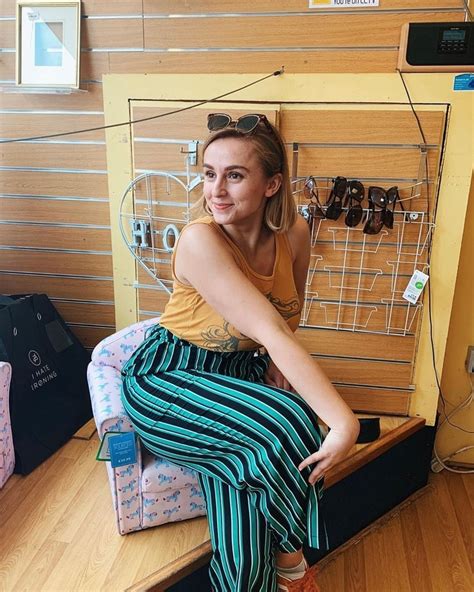 picture of hannah witton