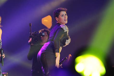 Rosa López Interpretando Una Coreografía Durante El Concierto De Ot