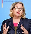Klimaschutz: Umweltministerin Svenja Schulze will höhere Flugpreise