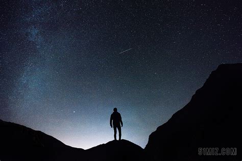 夜晚的星空下山顶的男人背景图片免费下载 觅知网