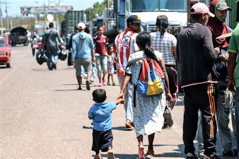 Viele menschen sind obdachlos, mehr als tausend fanden in notunterkünften schutz. Venezuela-Kolumbien: "Familien mit kleinen Kindern laufen ...