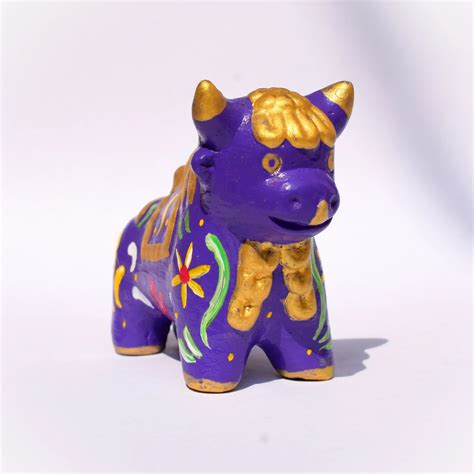 Torito de pucará morado Arte y Cerámica