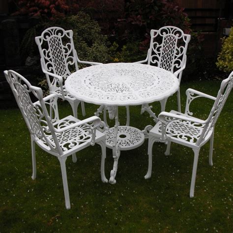 Each piece is designed and handcrafted to be both sturdy and stylish. Victorian Round Table - White | Outdoor Style