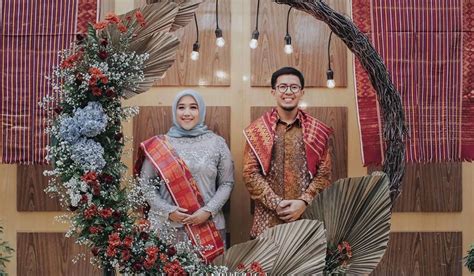 Hallo semuanya, kali ini aku share dekor lamaran atau photo booth yang low budget lagi ya :) untuk bahan , alat dan harganya aku cantumkan dibawah ini : 10 Inspirasi Dekorasi Lamaran dengan Lingkaran Ranting ...