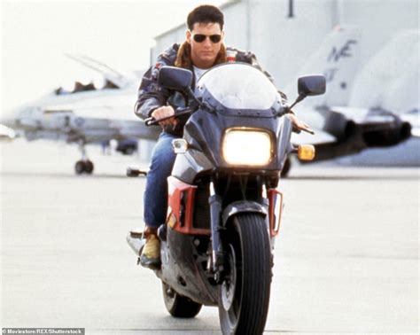 Top Gun Maverick Tom Cruise Sul Set Con Moto E Occhiali Foto Noi