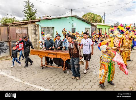Parramos Guatemala de diciembre de Los bailarines interpretan la danza folclórica