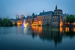 O Palácio De Binnenhof Em Uma Noite Nevoenta Em Haia, Países Baixos ...