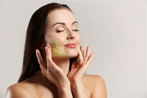 10 rekomendasi face scrub terbaik untuk wajah sehat dan bercahaya 2023