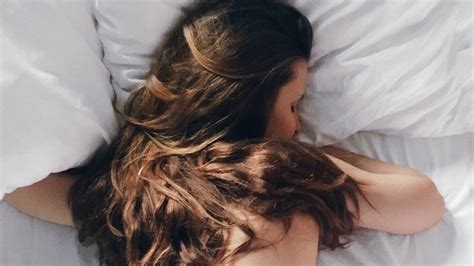 4 Razones Por Las Que Es Mejor Dormir Con El Cabello Suelto Y Libre De