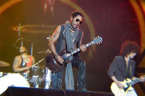 Leonard albert lenny kravitz (born may 26, 1964) is a rock n' roll musician, known for playing in a retro 1970s style and playing all the instruments for his albums. Lenny Kravitz vlak voor Pinkpop 2019 in Brussel ...