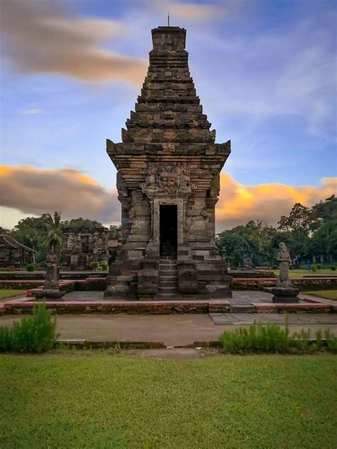 candi penataran candi megah dengan pemandangan alam yang indah di blitar pusatdapodik