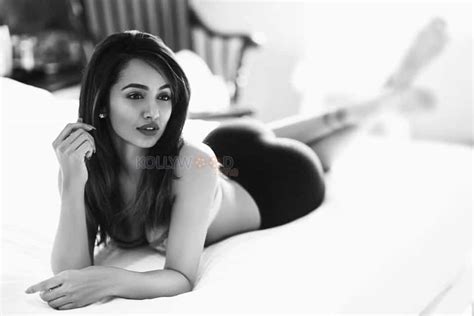 Beautiful Sexy Actress Tejaswi Madivada Photo Shoot Pictures 04 113610