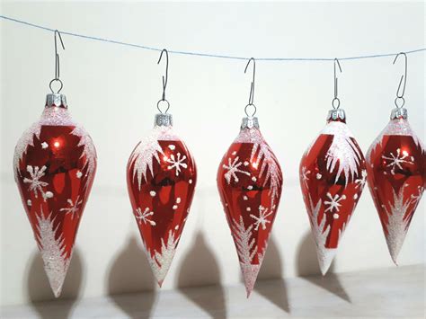 Set Of 5 Vintage Red And White Snowflakes Teardrop Glass Etsy Glass