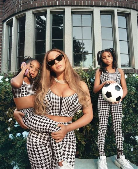 Beyonces Daughter Rumi Is Big Sister Blue Ivys Twin In Rare Picture Metro News