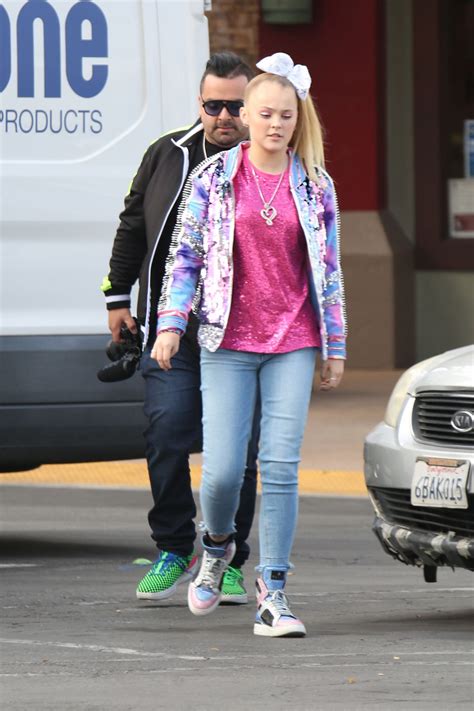 Jojo Siwa Out For Lunch At Marie Callender In Sherman Oaks