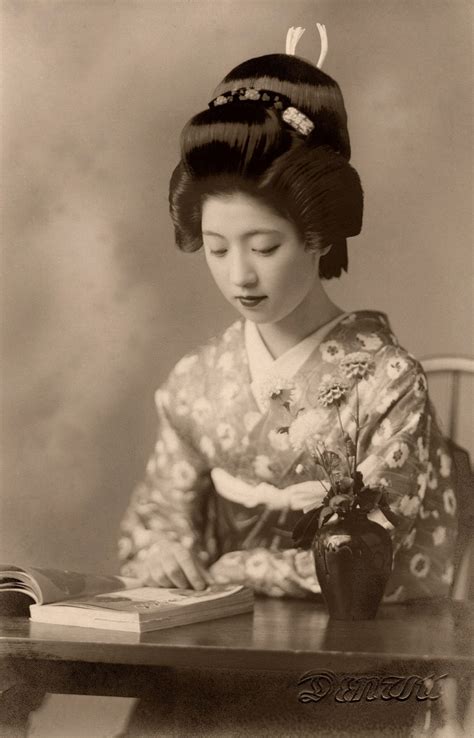Geiko Toba Reading A Book 1938 Her Name Is Written In Hira Flickr Geisha Samurai Geisha