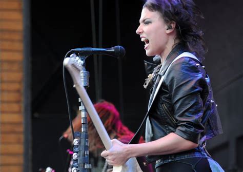 Lzzy Hale De Halestorm à Propos Du Puissant Nouveau Single Back From