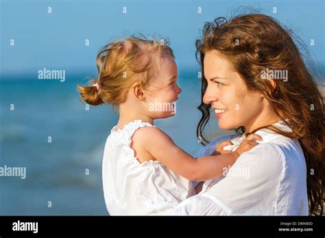Madre E Hija En La Playa Fotografía De Stock Alamy