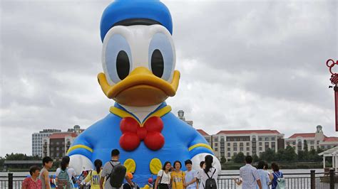 Giant Donald Fauntleroy Duck Comes To Disneyland Shanghai Cgtn