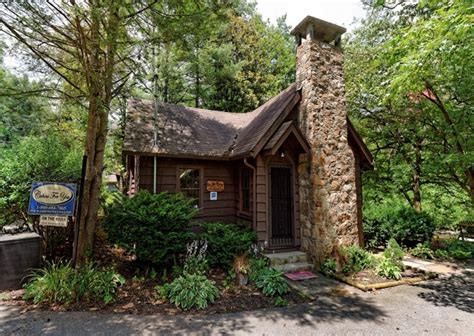 Whether you're seeking a quiet country chalet in the smoky mountains, a charming cabin on the tennessee river or a spacious home with a private pool. Gatlinburg Cabin Rentals - On The River
