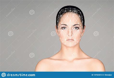 Retrato De La Mujer Atractiva Con Una Rejilla Scnanning En Su Cara Identificaci N De La Cara