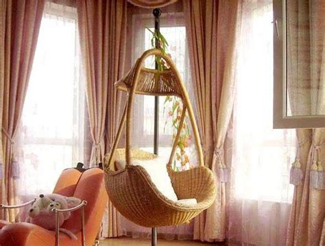 The gorgeous round hanging cocoon swing chair pictured above is made of rattan and attached on a sturdy ceiling. Chairs That Hang From The Ceiling - HomesFeed
