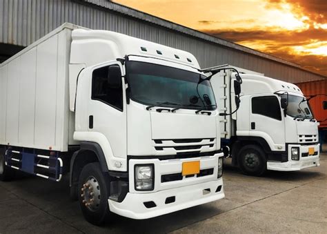 Camiones Blancos Que Atracan Carga De Carga En El Almacén Transporte Logístico De La Industria