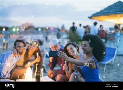 Cheering Crowd Bar Hi Res Stock Photography And Images Alamy