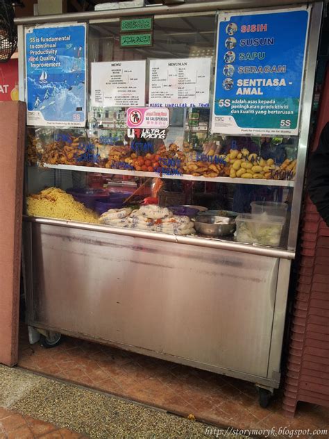 Kedai makan melayu lazimnya mempunyai banyak menu. Story Mory Kami: Tempat Makan di Melaka (part 1)